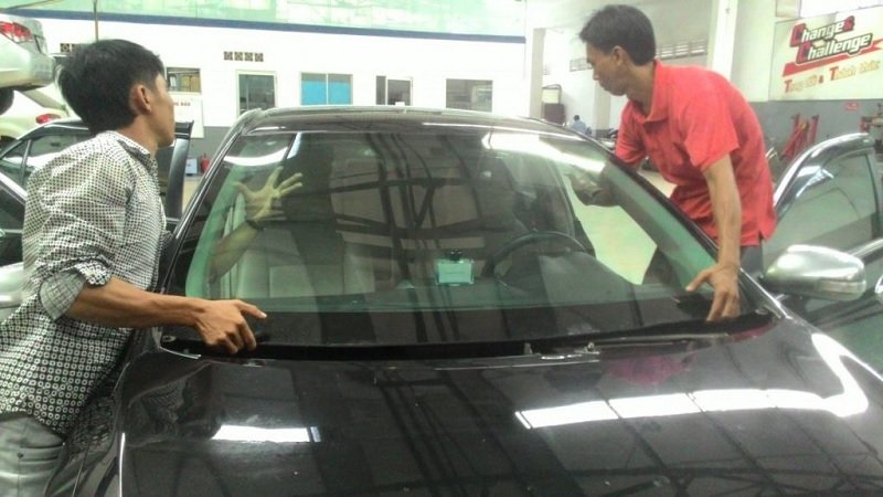 thaykinhototannoi.com chuyên THAY KÍNH XE ô tô tận nơi