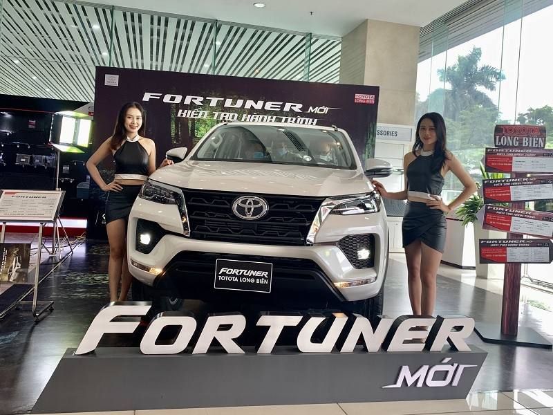THAY KÍNH XE fortuner tận nơi