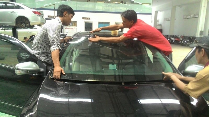 thaykinhototannoi.com chuyên THAY KÍNH XE ô tô tận nơi